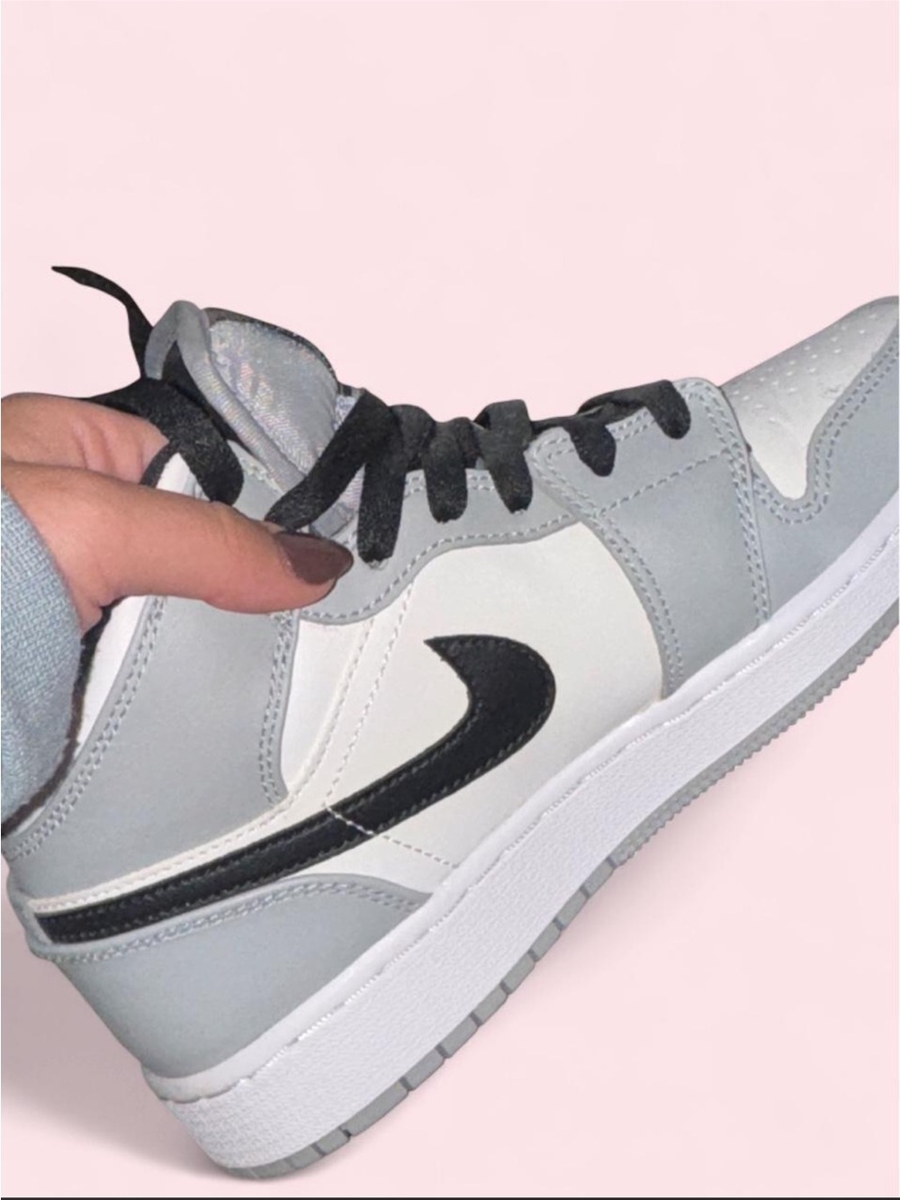 Jordan 1 sneakers - Picture 2 of 5